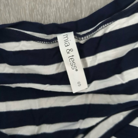 Women’s Mia & Tess Black And White Striped V Neck T Shirt Size Small - Picture 3 of 3